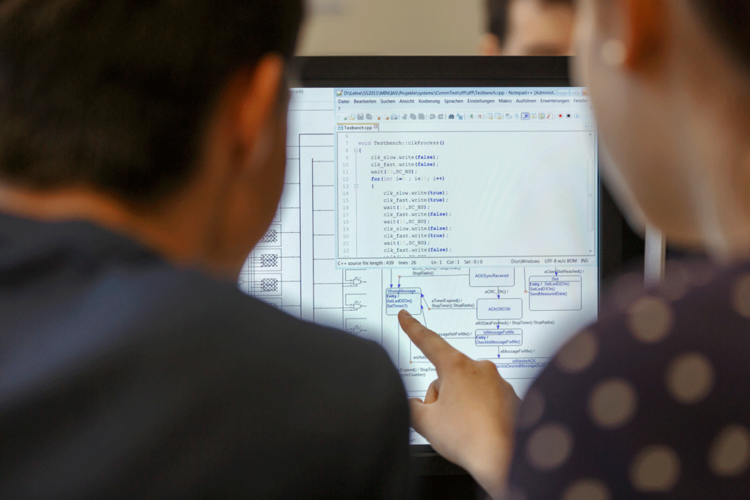 Studierende programmieren am PC