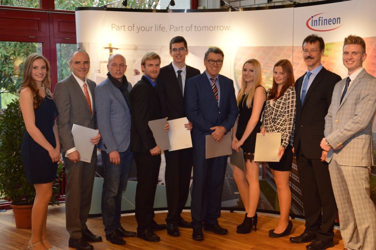 Bei der Preisverleihung (v. l. n. r.): Franziska Eberl, Manfred Soderer, Joachim Wolbergs, Stephan Schmitzer, Johannes Schächinger, Karl-Heinz Kirchberger, Sandra Pirzer, Patrizia Bohmann, Dr. Erwin Hammerl und Felix Spranger (wegen Auslandsaufenthalts n