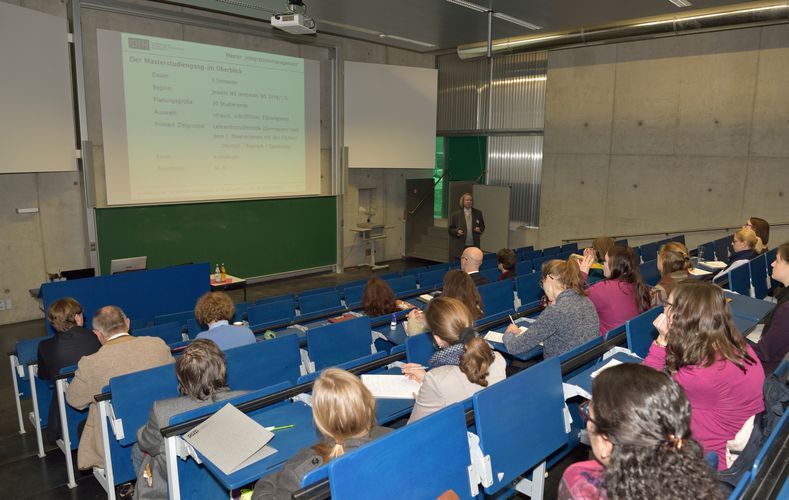 Prof. Dr. Dreyer von der OTH Regensburg referiert zum Thema „Integrationsmanagement“.