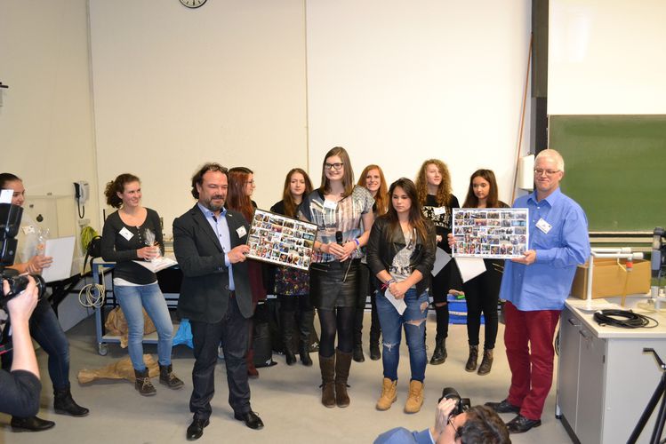 Die MINT-Girls überreichten den Organisatoren Armin Gardeia und Dr. Stephan Giglberger als Dank eine Erinnerung an das Projekt.