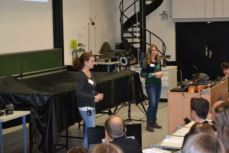 Durch die Veranstaltung führten die beiden Moderatorinnen der MGR, Franziska Bruckmann und Emma Grasser. Fotos: OTH Regensburg