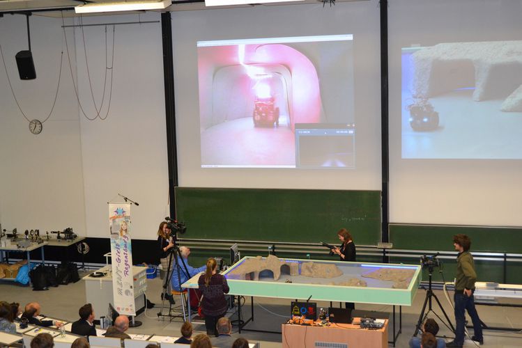 Demonstration der komplexen Aufgaben beim Projekt Moon Walk.