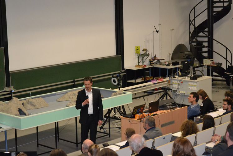 Tobias Schüttler über den Besuch der MGR am Deutschen Luft- und Raumfahrtzentrum (DLR) in Oberpfaffenhofen.