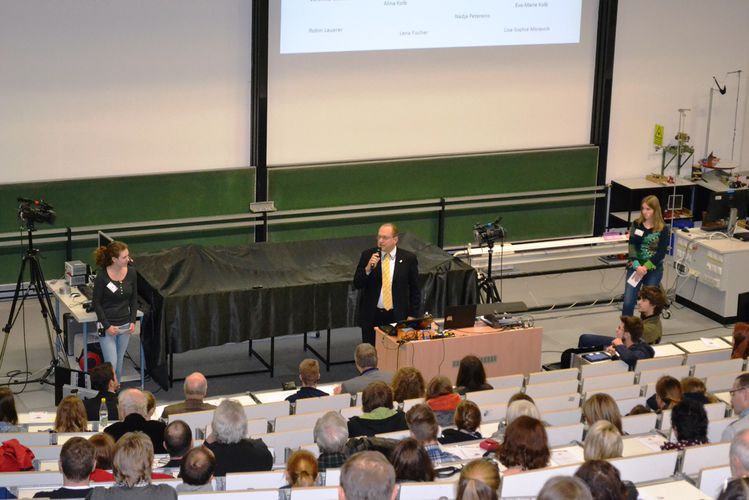 Vizepräsident Prof. Dr. Thomas Fuhrmann lobte die Leistungen der MINT-Girls.