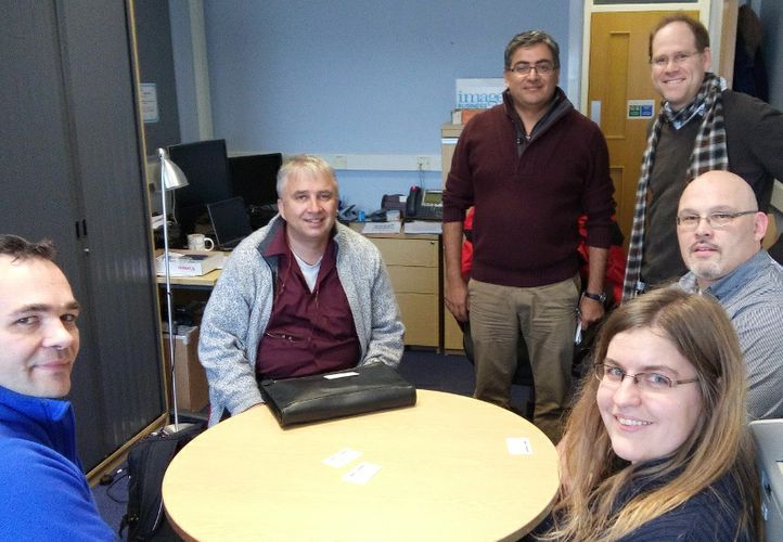 Gespräch mit Dr. Ali Ahmadinia (Bildmitte, stehend) an der Glasgow Caledonian University