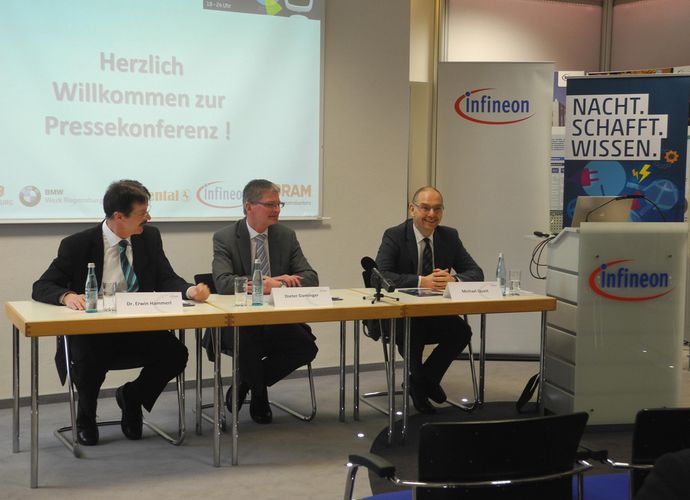 Dr. Erwin Hammerl, Sprecher der Betriebsleitung der Infineon Technologies, Dieter Daminger, Wirtschafts- und Wissenschaftsreferent und der Chef des Stadtmarketings Regensburg und Michael Quast informieren die Presse über Nacht.Schafft.Wissen 2015.