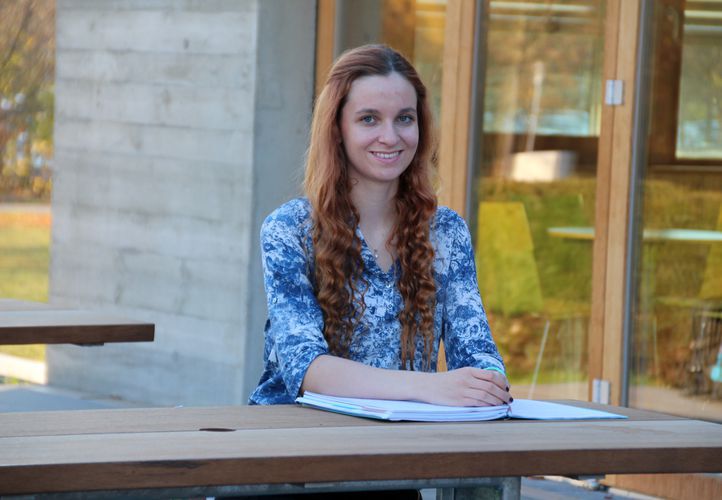 Die 17-jährige Laura Schmid ist die erste Frühstudentin im Bachelorstudiengang „Biomedical Engineering“ an der OTH Regensburg.