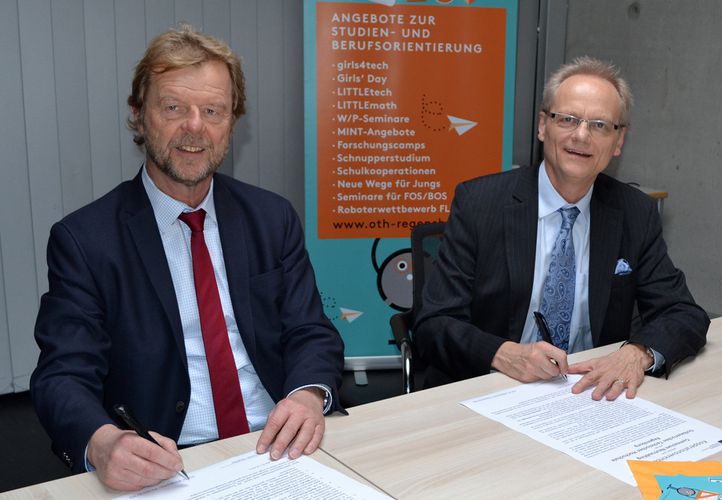 Bei der Vertragsunterzeichnung: (von links) Prof. Dr. Wolfgang Baier, Präsident der OTH Regensburg, und OStD Steffan Gutzeit, Schulleiter des Gymnasiums Neutraubling. Bei der Vertragsunterzeichnung