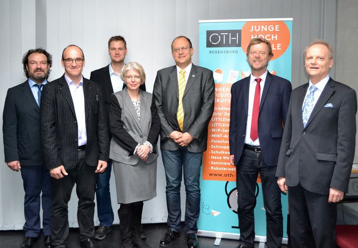 Neue Kooperation mit dem Gymnasium Neutraubling: (von links) Dipl. Päd. Univ. Armin Gardeia, Junge Hochschule der OTH Regensburg, OStR Andreas Schnellbögel, StR Dr. Wolfgang Göttler, OStRin Heike Bonauer (alle drei Gymnasium Neutraubling), Prof. Dr. Th Neue Kooperation mit dem Gymnasium Neutraubling