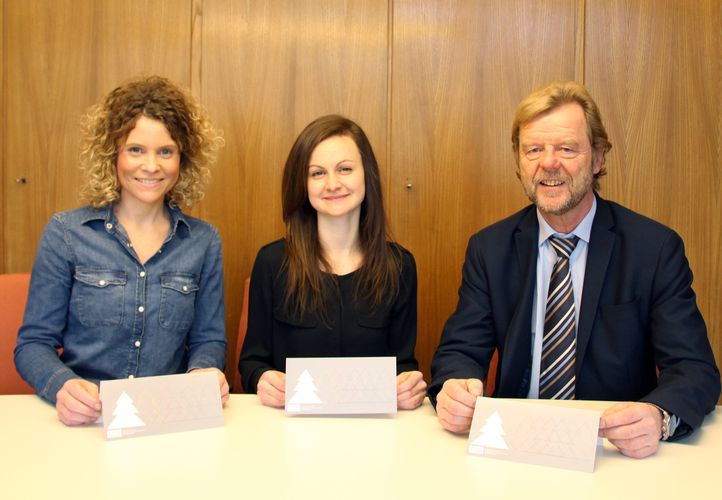 Präsident Prof. Dr. Wolfgang Baier freut sich über die schöne Weihnachtskarte, die die Studentin des Studiengangs Industriedesign Catharina Hoffmann (Mitte) gestaltet hat. Den Wettbewerb betreut hat Daniela Deutzer (links), Lehrbeauftragte an der OTH R