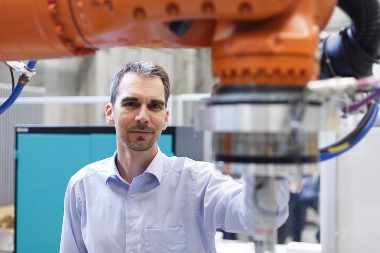 Die Continental AG ist für seine Forschungsarbeit im Bereich kollaborativer Roboter mit dem Industrie 4.0-Award ausgezeichnet worden. Wissenschaftlich begleitet wurde die Forschung von Prof. Dr. Thomas Schlegl, Leiter des Regensburg Robotics Research Uni