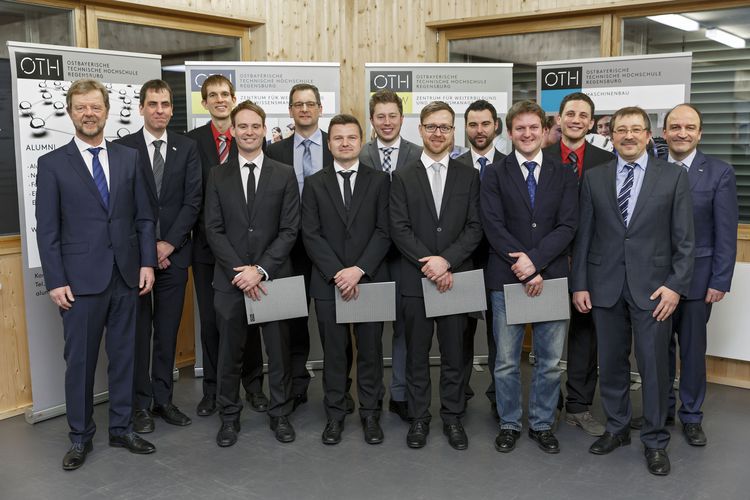 Die ersten Absolventen des BBB Systemtechnik zusammen mit (von links) Prof. Dr. Wolfgang Baier, Präsident der OTH Regensburg und Prof. Dr. Ralph Schneider, Prüfungskommissions-Vorsitzender sowie (von rechts) Prof. Dr. Ulrich Briem, Dekan der Fakultät M