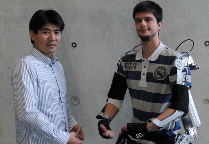 An der OTH Regensburg: Prof. Hiroshi Kobayashi (links) hat Benjamin Großmann bei seinem Aufenthalt in Regensburg das "Muscle Suit" überbracht.