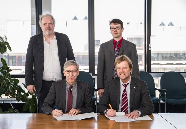 Uni-Präsident Prof. Dr. Udo Hebel und Präsident der OTH Regensburg Prof. Dr. Wolfgang Baier bei der Vertragsunterzeichnung (von links vorne)  mit den beiden Studiengangskoordinatoren PD Dr. Michael Reng und Prof. Dr. Christoph Palm (von links hinten)