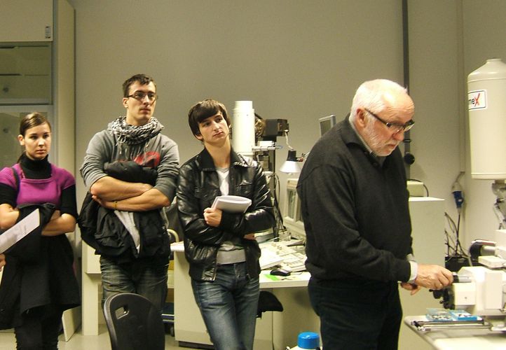 Beim Schnupperstudium an der OTH Regensburg: Prof. Dr. Ernst Wild (rechts) von der Fakultät Allgemeinwissenschaft und Mikrosystemtechnik erklärt Schülern und Schülerinnen wie ein Rasterelektronenmikroskop funktioniert. Foto: OTH Regensburg