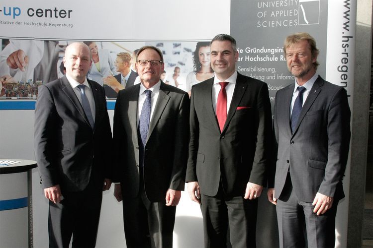 Rückblick und Impulse für die Hochschule und die Region. Bei der Amtsübergabe im start-up center der OTH Regensburg: (von links) Joachim Wolbergs, Oberbürgermeister der Stadt Regensburg, Prof. Dr. Eberhard Auchter, Prof. Dr. Sean Patrick Saßmannshaus