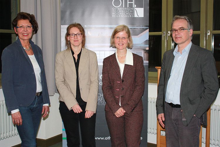 Die Referentin Prof. Dr. med. Monika Bals-Pratsch (3. von links) mit Organisatoren der Veranstaltungsreihe: (von links) Eva Meier, pädagogische Mitarbeiterin KEB, Prof. Dr. Sonja Haug von der OTH Regensburg und Dr. Carsten Lenk vom EBW. Foto: OTH Regensb