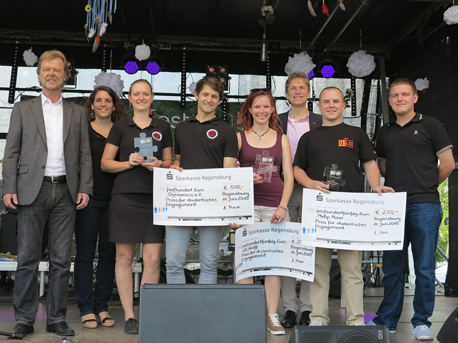 Anlässlich des Campusfests des studentisches Vereins Campusfest e.V. am Galgenberg haben der Präsident der OTH Regensburg, Prof. Dr. Wolfgang Baier (links), der Vorsitzende des Vereins der Freunde der OTH Regensburg e.V., Eduard B. Wagner  (3. v. rechts