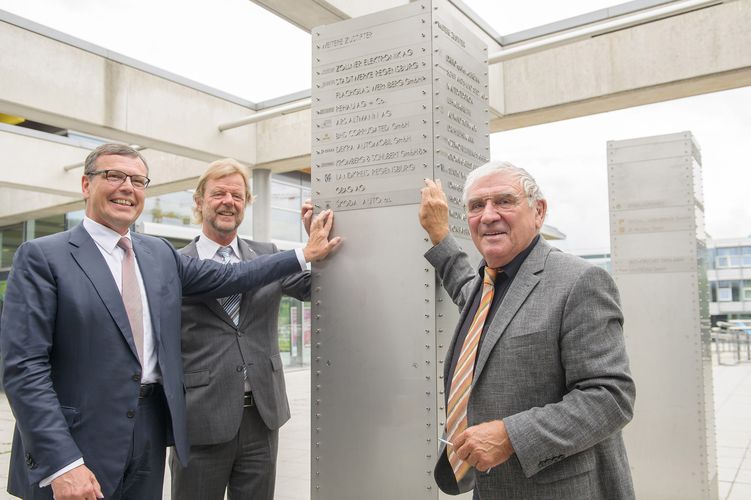 Neue Schilder werden an der Stifter-Stele der OTH Regensburg befestigt: (von links) Dipl.-Ing. Michael Rohde, Prof. Dr. Wolfgang Baier und Dipl.-Kfm. Gert Wölfel.