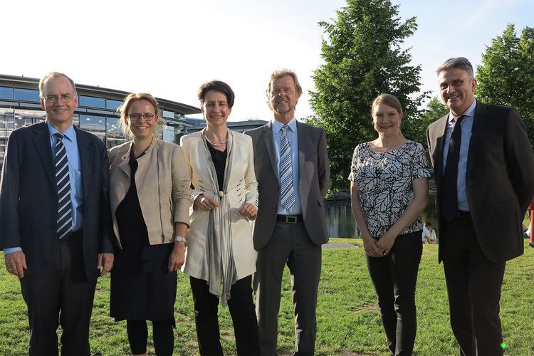 An der OTH Regensburg: Die Referentin Dipl.-Ing. Dr. Sabine Herlitschka, Chief Executive Officer (CEO) der Infineon Technologies Austria mit dem Gastgeber, OTH-Präsident Prof. Dr. Wolfgang Baier (mitte). Die Organisatoren (von links) Prof. Dr. Michael Do