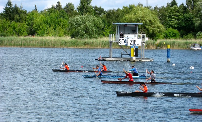 Johannes Flotzinger und Sebastian Summerer in Bildmitte auf Platz 3 beim Start im Halbfinale Foto: OTH Regensburg