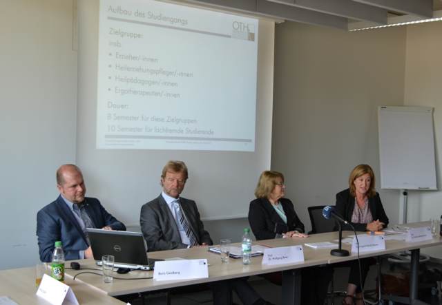 Die Vertreter der OTH Regensburg stellen das Konzept des neuen integrierten dezentralen berufsbegleitenden Bachelorstudiengang Soziale Arbeit vor: (von links) Boris Goldberg, Referent für Hochschulentwicklung, Präsident Prof. Dr. Wolfgang Baier, Prof. D