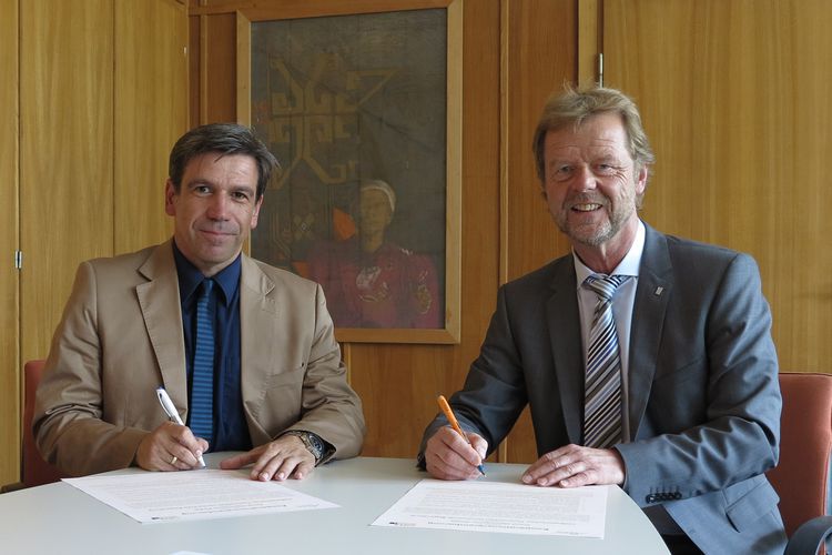 Bernd Ackermann, Schulleiter des Privat-Gymnasium PINDL in Regensburg (links), und Prof. Dr. Wolfgang Baier, Präsident der OTH Regensburg bei der Vertragsunterzeichnung.