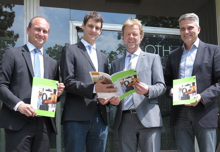 Stolz auf den Forschungsbericht der OTH Regensburg (von links): Christian Broser, Geschäftsführender Referent des Instituts für Angewandte Forschung und Wirtschaftskooperationen (IAFW), Maximilian Rappl, Referent des IAFW, Prof. Dr. Wolfgang Baier, Pr