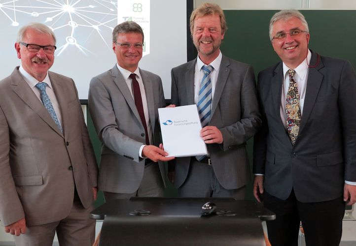 Übergabe des Förderbescheids (von links): Prof. Dr. Heinz Gerhäuser, Präsident der Bayerischen Forschungsstiftung, Staatssekretär Bernd Sibler, Bayerisches Staatsministerium für Bildung und Kultus, Wissenschaft und Kunst, Prof. Dr. Wolfgang Baier, P