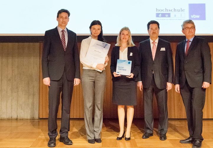 Preisträgerin Helena Doblinger von der OTH Regensburg (zweite von links) und eine Unternehmensvertreterin von OSRAM OS GmbH mit Staatssekretär Georg Eisenreich (links), Prof. Dr. Robert F. Schmidt, Leiter der Initiative hochschule dual (zweiter von rech