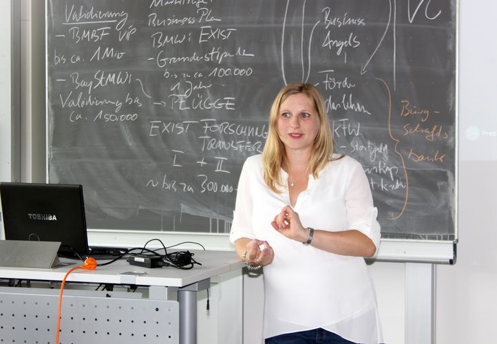 Melanie Bachinger, Informatik-Absolventin der OTH Regensburg, und erfolgreiche Unternehmerin, hier bei einer Veranstaltung des start-up centers der OTH Regensburg. Foto: start-up center, OTH Regensburg
