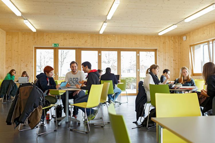 Das Studierendenhaus der OTH Regensburg gibt es inzwischen ein Jahr. Die Studierenden nutzen den Aufenthaltsraum zum Arbeiten, Entspannen und für Veranstaltungen.