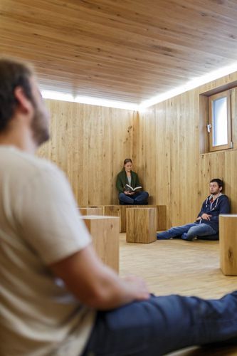 Den „Raum der Stille“ im Studierendenhaus der OTH Regensburg können die Studierenden zum Gebet oder zur Meditation nutzen. Der Raum wird überkonfessionell genutzt. Fotos: OTH Regensburg / www.florianhammerich.com