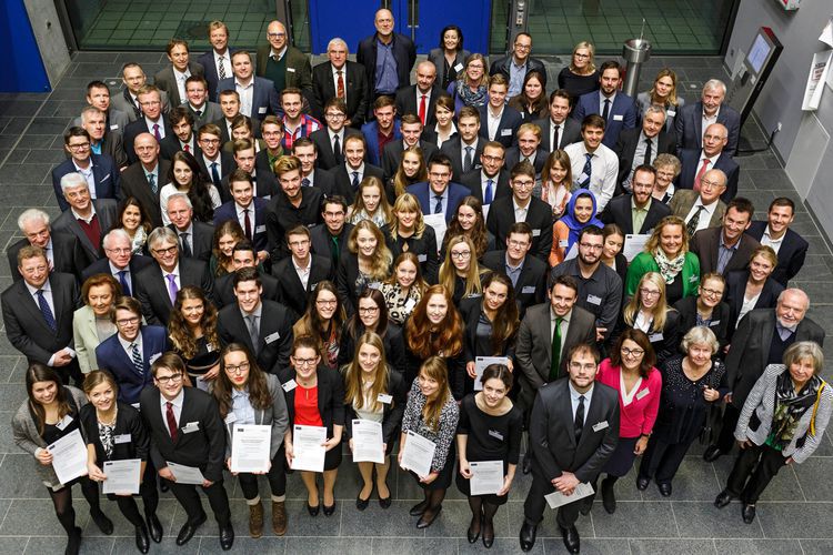 Deutschlandstipendium 2015: Die 63 Stipendiaten und Stipendiatinnen sowie 35 Förderer bei der offiziellen Verleihung der Deutschlandstipendien an der OTH Regensburg.