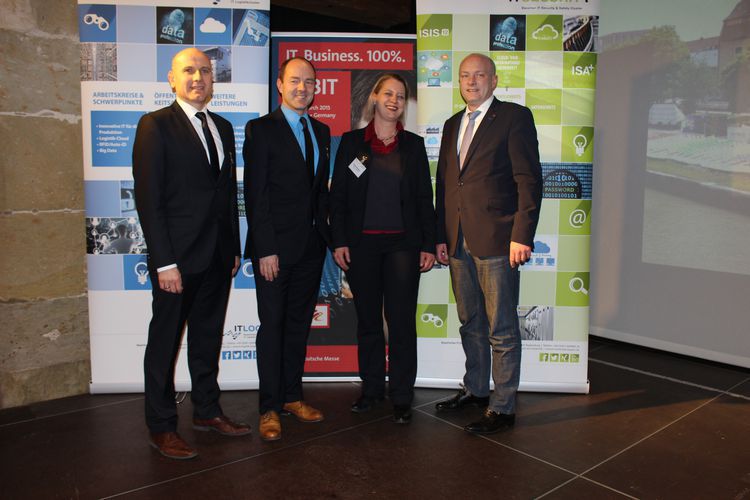 Von links: Uwe Pfeil (Clustermanager Bayerisches IT-Logistikcluster), Alexander Rupprecht (Geschäftsführer R-Tech GmbH), Sandra Wiesbeck (Clustermanagerin Bayerischer IT-Sicherheitscluster e.V.), Joachim Wolbergs (Oberbürgermeister der Stadt Regensburg