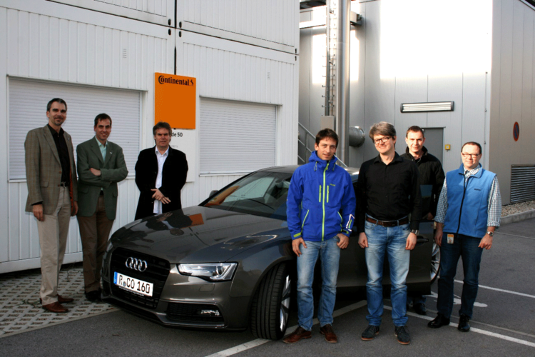 Die Leiter des Forschungsprojektes RegOSaM im Kreis der Mitarbeiter (von links): Prof. Dr. Thomas Schlegl, Prof. Dr. Ralph Schneider, Dr. Oliver Hild, Florian Freund, Bernhard Klingseis, Stephan Stangl und Holger Lang. Foto: OTH Regensburg Die Leiter des Forschungsprojektes RegOSaM im Kreis der Mitarbeiter (von links): Prof. Dr. Thomas Schlegl, Prof. Dr. Ralph Schneider, Dr. Oliver Hild, Florian Freund, Bernhard Klingseis, Stephan Stangl und Holger Lang. Foto: OTH Regensburg
