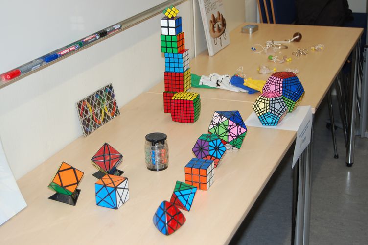 Hinter Rubix, Würfel und Co. steckt Mathematik.