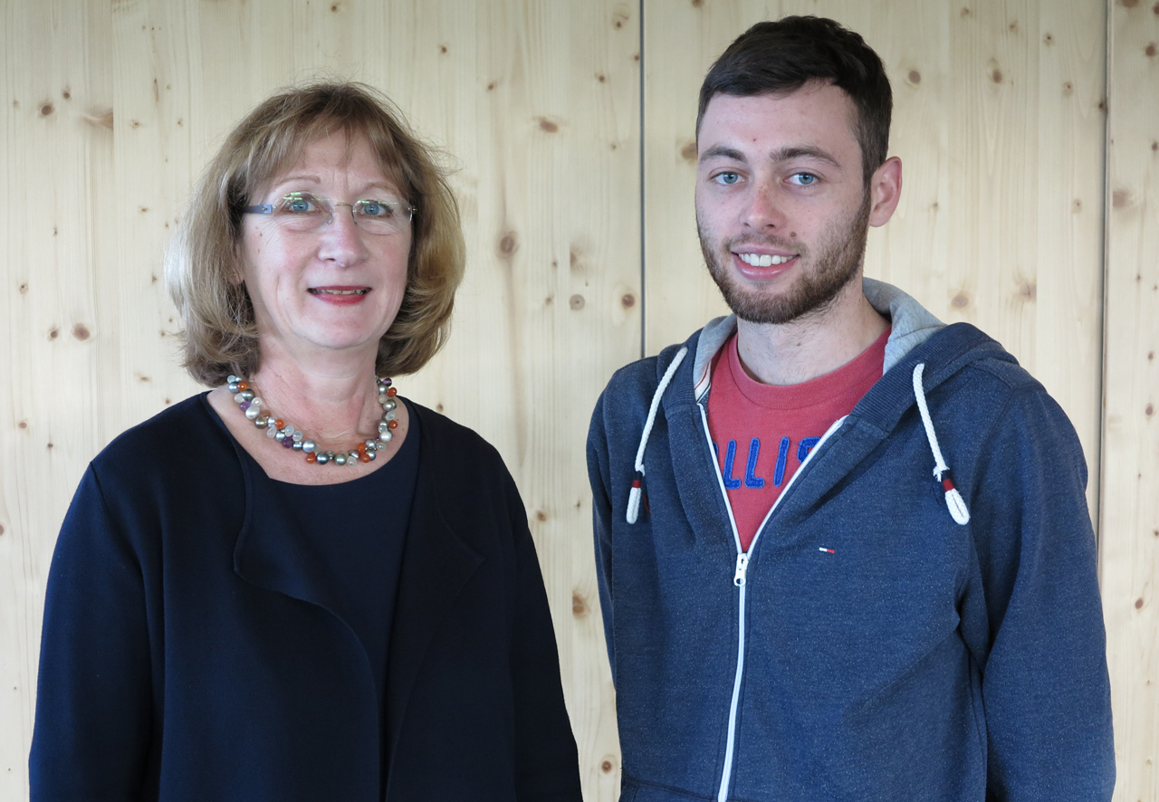 Prof. Dr. Christine Süß-Gebhard, Mitglied der Hochschulleitung und Frauenbeauftragte, sowie Student Michael Bogner, Fakultät Elektro- und Informationstechnik. Foto: OTH Regensburg Prof. Dr. Christine Süß-Gebhard, Mitglied der Hochschulleitung und Frauenbeauftragte, sowie Student Michael Bogner, Fakultät Elektro- und Informationstechnik. Foto: OTH Regensburg