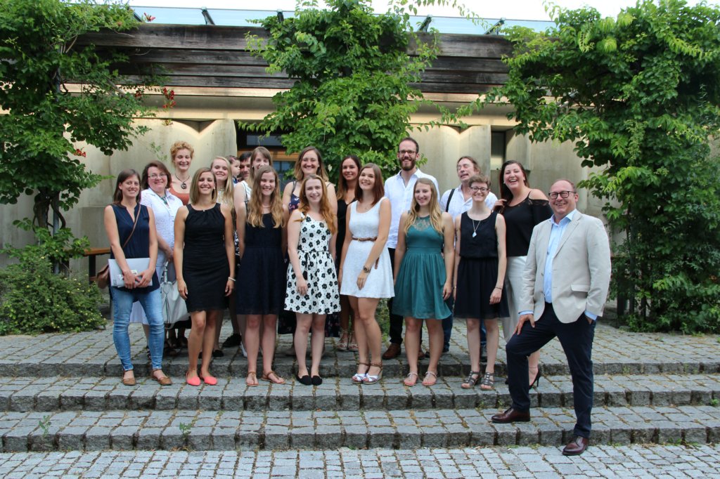 Die Absolventinnen und Absolventen mit Dekan Prof. Dr. Backert im  Innenhof.