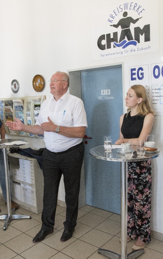Landrat Franz Löffler und Daniela Wohlschlager von der Forschungsstelle für Energiewirtschaft bei der Begrüßung der Teilnehmer.