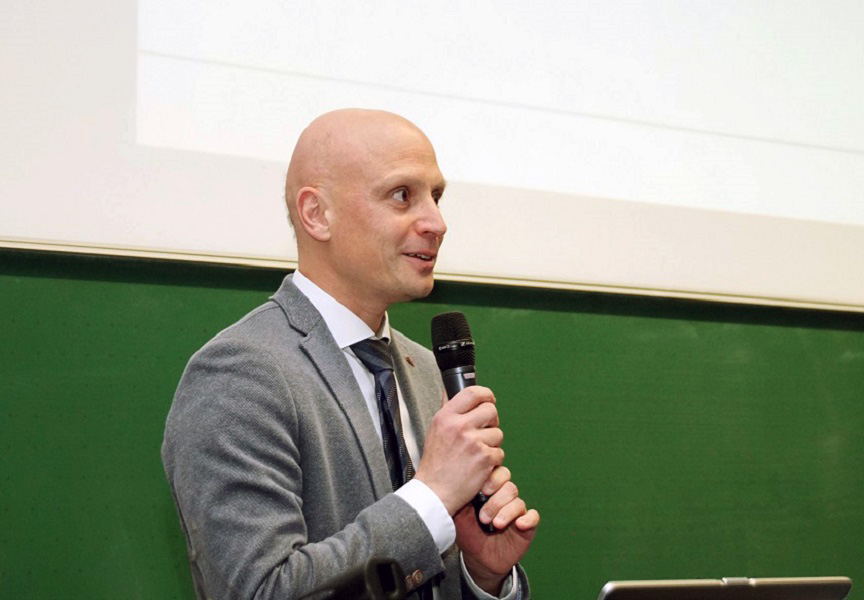 Den Festvortrag hielt Peter Schmidt, Mitgründer und Geschäftsführer der iNTENCE automotive electronics Systems GmbH. 