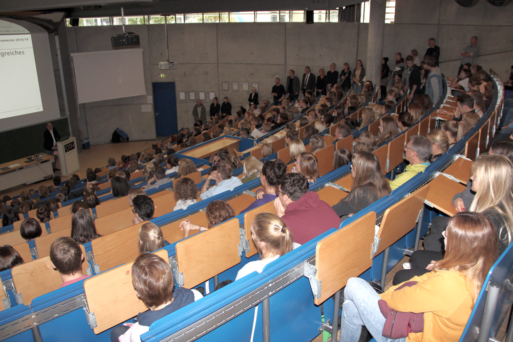 Bei der Begrüßung der Erstsemester an der Fakultät Angewandte Sozial- und Gesundheitswissenschaften durch Dekan Prof. Dr. Wolfram Backert. Foto: Jürgen Heubach