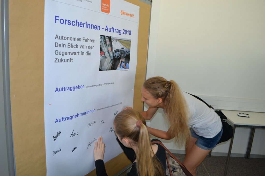 Der Forscherauftrag wird unterzeichnet