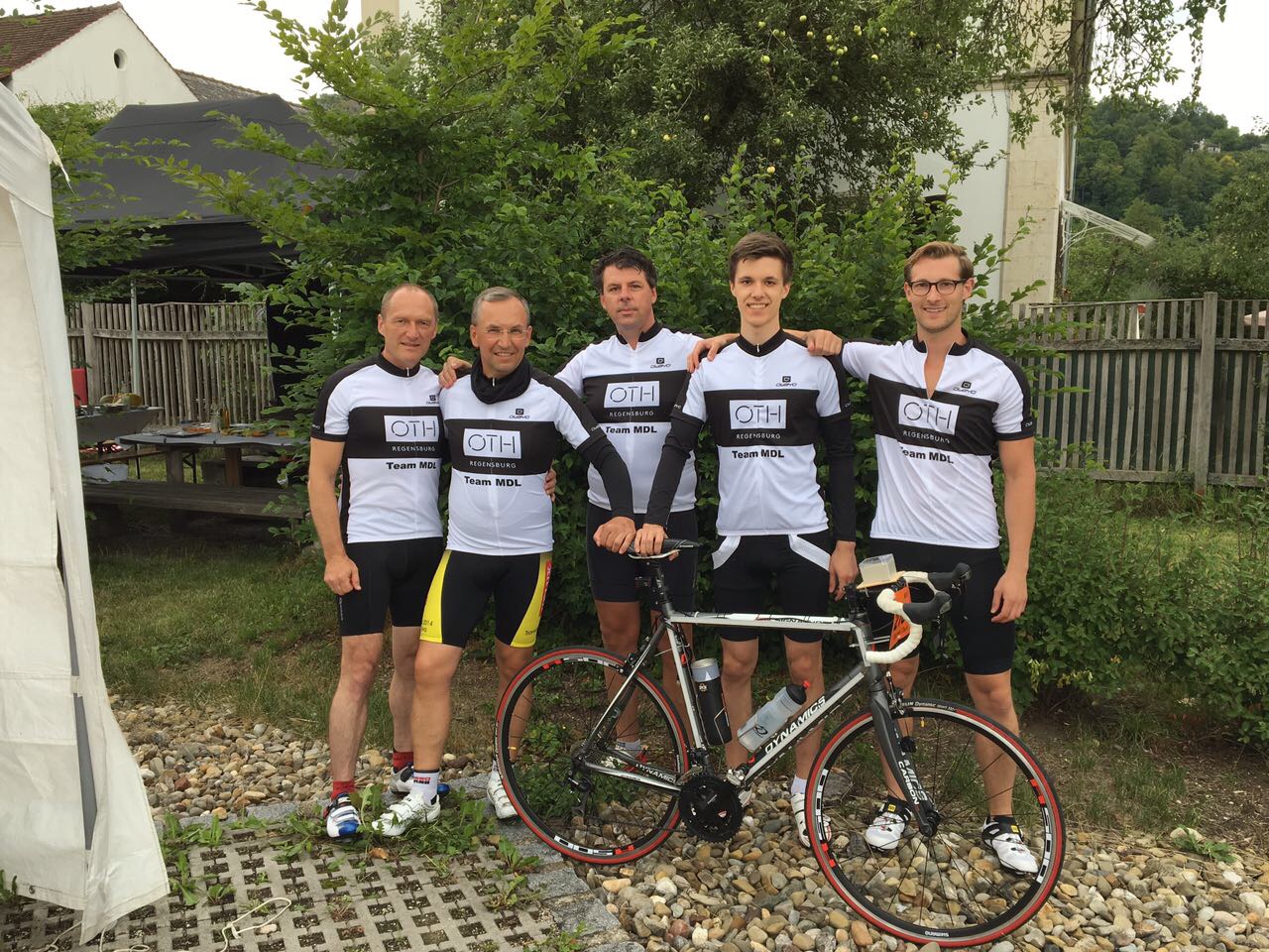 Das Team MDL beim 24-Stunden-Radrennen mit der "OTH Regensburg" auf dem Trikot.