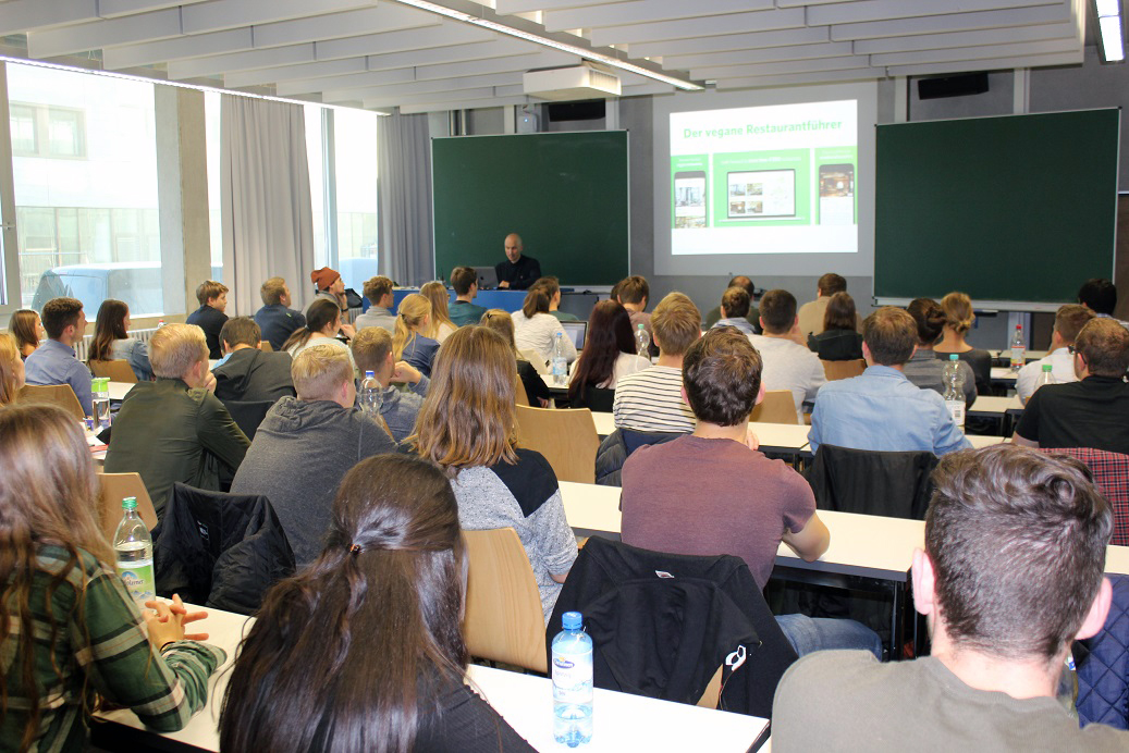 Bis auf den letzten Platz war der Hörsaal zum Auftrag der Vortragsreihe des start-up centers im Wintersemester 2017/2018 gefüllt.