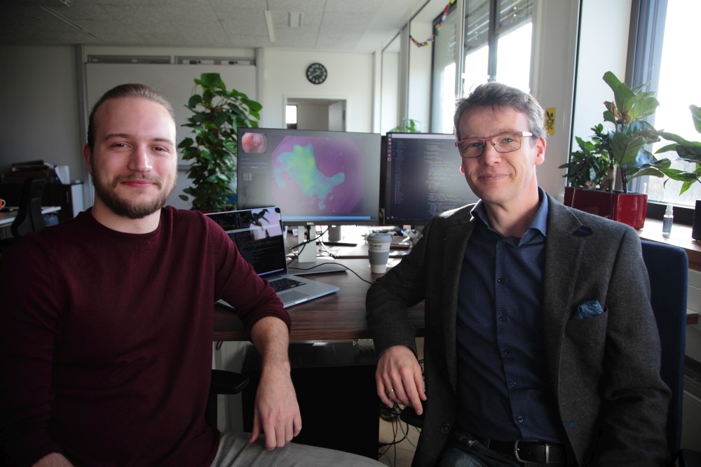 Professor Dr. Christoph Palm (r.) und Doktorand Robert Mendel in ihrem Labor an der OTH Regensburg