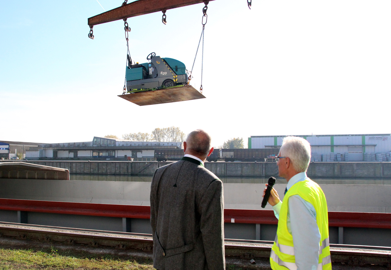 Prof. Dr. Walter Rieger (links) und Prof. Dr. Andreas Ottl, beide OTH Regensburg, erklären den Ablauf der Live-Reinigung am Osthafen Regensburg. Foto: OTH Regensburg