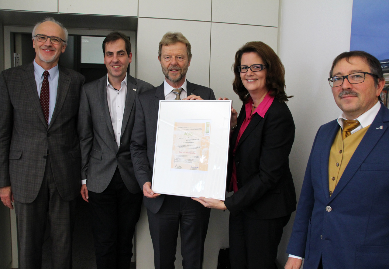Urkundenverleihung: OTH Regensburg erhält die Systemakkreditierung. Foto: OTH Regensburg