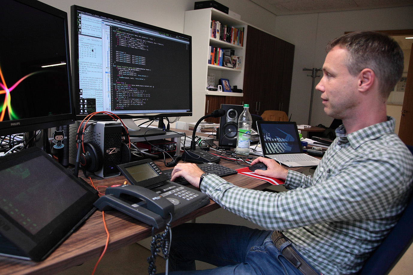 Die effiziente Verarbeitung großer Datenmengen ist der Schwerpunkt der Arbeit von Prof. Dr. Jan Dünnweber. KI ist ein zentraler Teil seiner Arbeit.