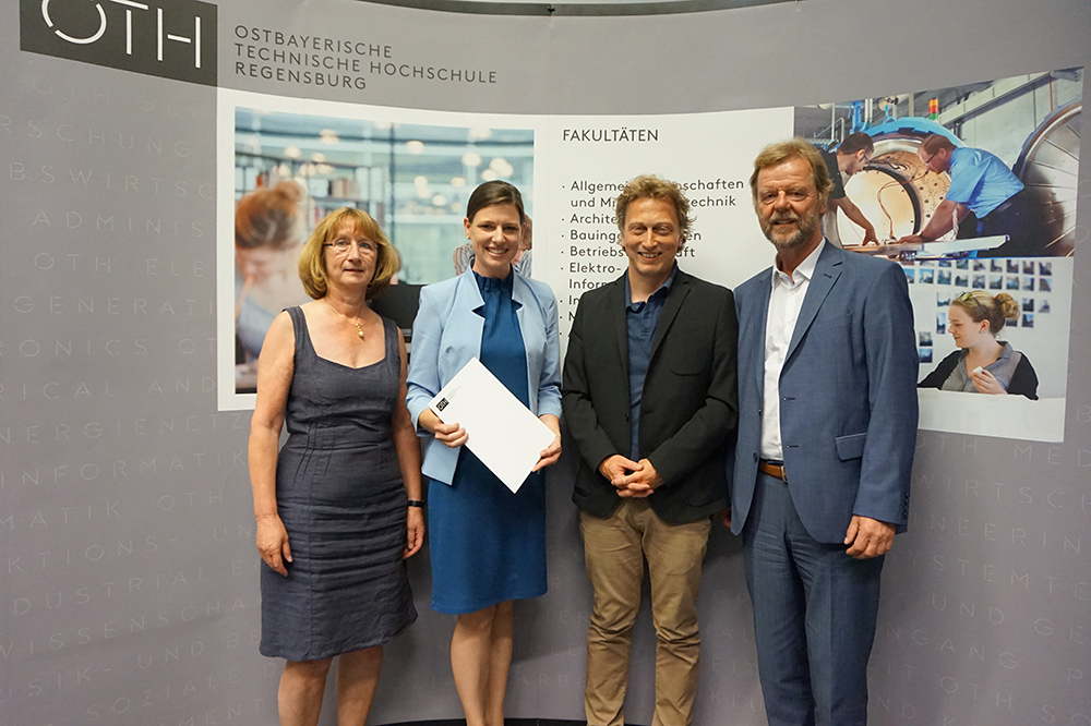 Preisträgerin und Preisträger des Genderprojekts Dr. Stephanie Krinner und Prof. Dr. Thomas Groll (mitte) von der Fakultät Betriebswirtschaft